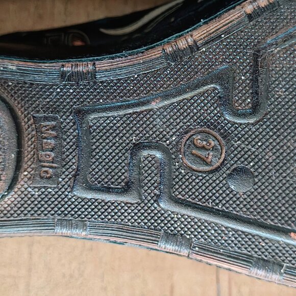 LA PINTA Laser Cut Clogs - Picture 2 of 10